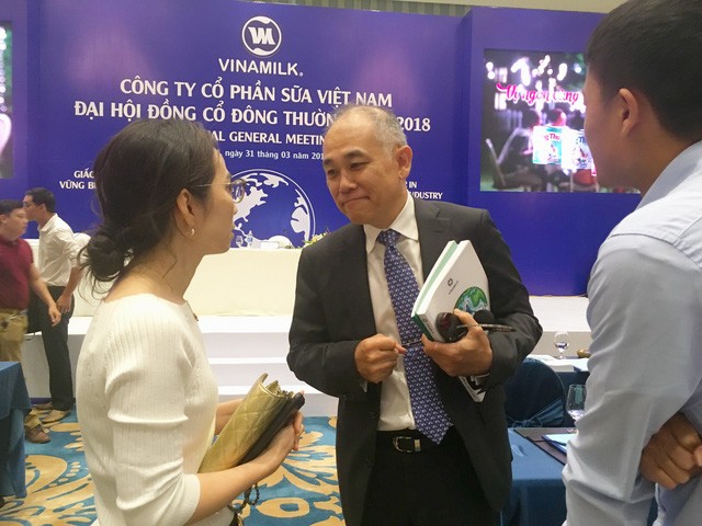 Ông Micheal Chye Hin Fah (giữa), hiện là thành viên HĐQT Công ty cổ phần sữa VN (Vinamilk), đồng thời là đại diện theo pháp luật của Vietnam Beverage - công ty đang sở hữu 53,59% vốn điều lệ Sabeco - Ảnh: T.V.N.