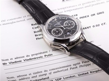 Chiếc Patek Philippe 5208P và hồ sơ đấu giá có điền tên chủ chiếc đồng hồ là ông chủ điện Kremlin, tổng thống Nga Vladimir Putin. Ảnh: Monaco Legend Auctions.