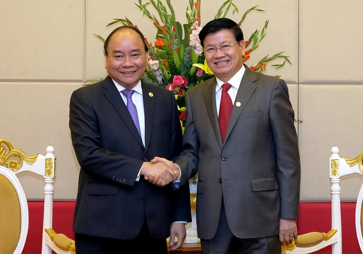 Thủ tướng Nguyễn Xuân Phúc và Thủ tướng Lào Thongloun Sisoulith. Ảnh: VGP