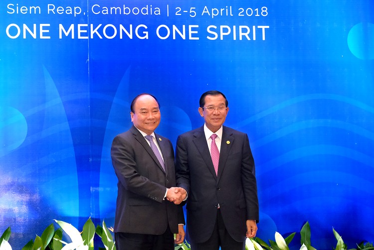 Thủ tướng Nguyễn Xuân Phúc và Thủ tướng Campuchia Hun Sen. Ảnh: VGP