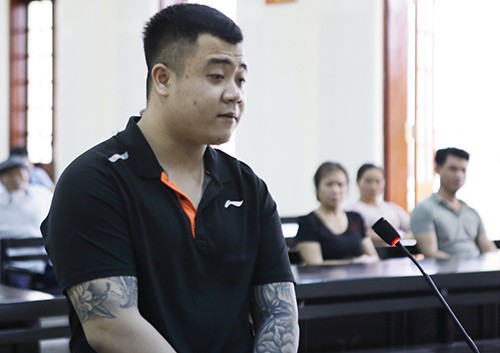 Trần Anh Tuấn nghe tòa tuyên án. 