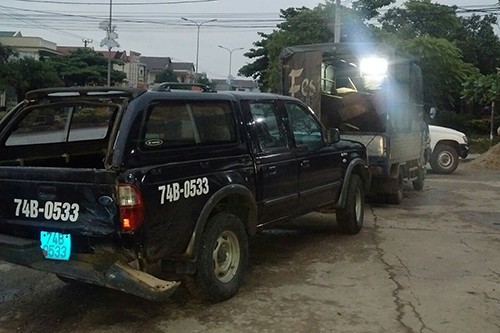 Chiếc xe bán tải của kiểm lâm Quảng Trị bị đâm hỏng phần đuôi.