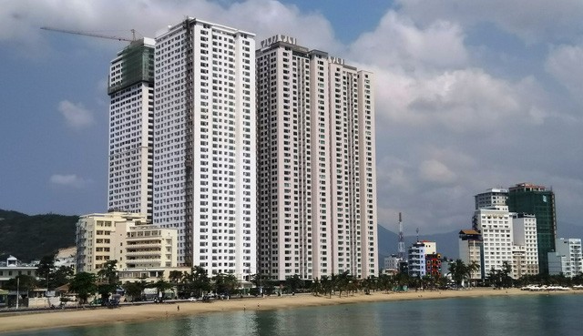 Các tòa cao ốc vượt trần trên 40 tầng của dự án chung cư, khách sạn Oceanus Mường Thanh Viễn Triều đã xây áp sát đường Phạm Văn Đồng và bãi biển danh thắng du lịch Hòn Chồng, Nha Trang