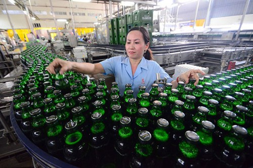 Sản xuất bia chai tại Tổng công ty Bia, rượu, nước giải khát Sài Gòn. Ảnh: SG