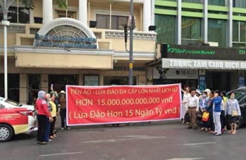 Số lượng ít ỏi người đến trước văn phòng Modern Tech trên phố Nguyễn Huệ tố cáo công ty này lừa đảo bằng hình thức huy động vốn đầu tư vào tiền ảo Ifan, Pincoin.