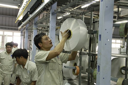 Công nhân thử sợi tại phân xưởng sợi của PVTex.