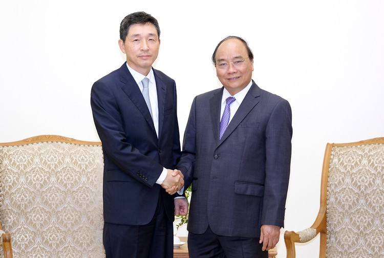 Thủ tướng Nguyễn Xuân Phúc tiếp Đại sứ Hàn Quốc Lee Hyuk. Ảnh: VGP