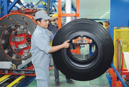 Bên trong nhà máy sản xuất lốp ôtô của Casumina.
