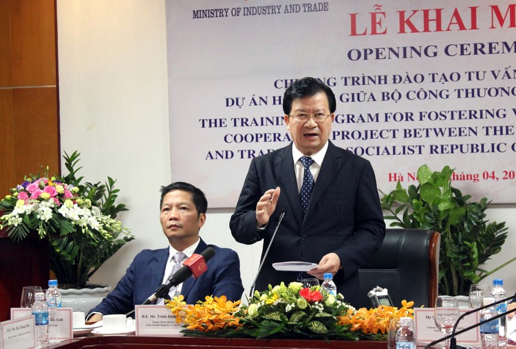 Phó Thủ tướng Chính phủ Trịnh Đình Dũng phát biểu tại lễ khai mạc. Ảnh: Việt Anh