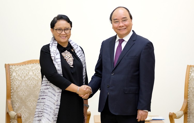 Thủ tướng Nguyễn Xuân Phúc tiếp Bộ trưởng Ngoại giao Indonesia, bà Retno Marsudi. Ảnh: VGP