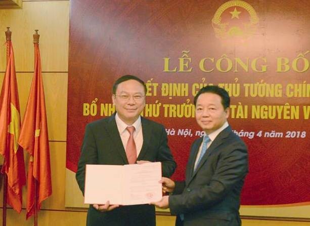 Thừa ủy quyền của Thủ tướng Chính phủ, Bộ trưởng Bộ TN&MT Trần Hồng Hà đã trao quyết định của Thủ tướng cho tân Thứ trưởng Lê Công Thành. Ảnh báo TNMT