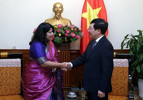 Phó Thủ tướng Phạm Bình Minh tiếp bà Samina Naz, Đại sứ Đặc mệnh toàn quyền Cộng hòa Nhân dân Bangladesh tại Việt Nam - Ảnh: VGP