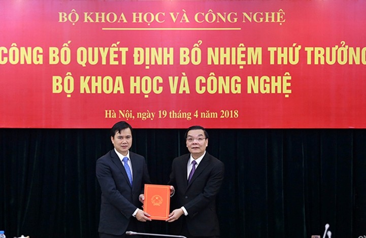 Bộ trưởng Chu Ngọc An trao quyết định cho tân Thứ trưởng Bùi Thế Duy. Ảnh báo KHPT