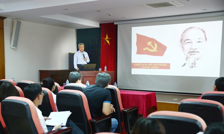 Đồng chí Trần Hồng Hà, Phó Bí thư Đảng ủy Khối các cơ quan Trung ương nói chuyện tại buổi sinh hoạt chuyên đề do Báo Đấu thầu tổ chức. Ảnh: Lê Tiên