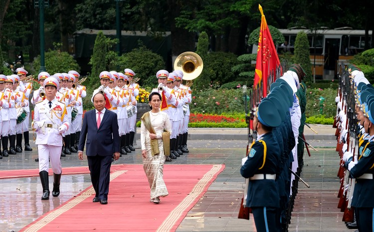 Thủ tướng Nguyễn Xuân Phúc và Cố vấn Nhà nước, Bộ trưởng Bộ Ngoại giao-Bộ trưởng Văn phòng Tổng thống Cộng hòa Liên bang Myanmar Aung San Suu Kyi duyệt Đội Danh dự. Ảnh: VGP