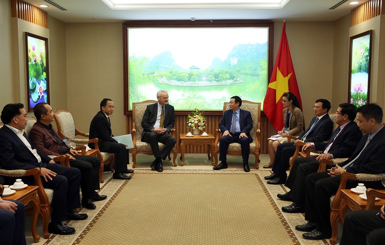 Phó Thủ tướng Vương Đình Huệ tiếp ông Christian Hinch, Phó Chủ tịch Tập đoàn TalanxAG và Chủ tịch HDI Global SE - Ảnh: VGP