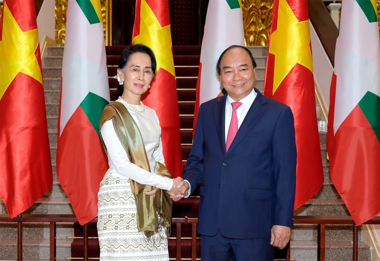 Thủ tướng Nguyễn Xuân Phúc và Cố vấn Nhà nước, Bộ trưởng Bộ Ngoại giao-Bộ trưởng Văn phòng Tổng thống Cộng hòa Liên bang Myanmar Aung San Suu Kyi. Ảnh: VGP
