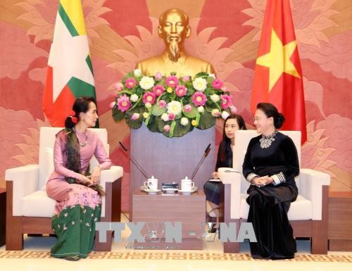 Chủ tịch Quốc hội Nguyễn Thị Kim Ngân tiếp bà Aung San Suu Kyi, Cố vấn Nhà nước Myanmar. Ảnh: TTXVN