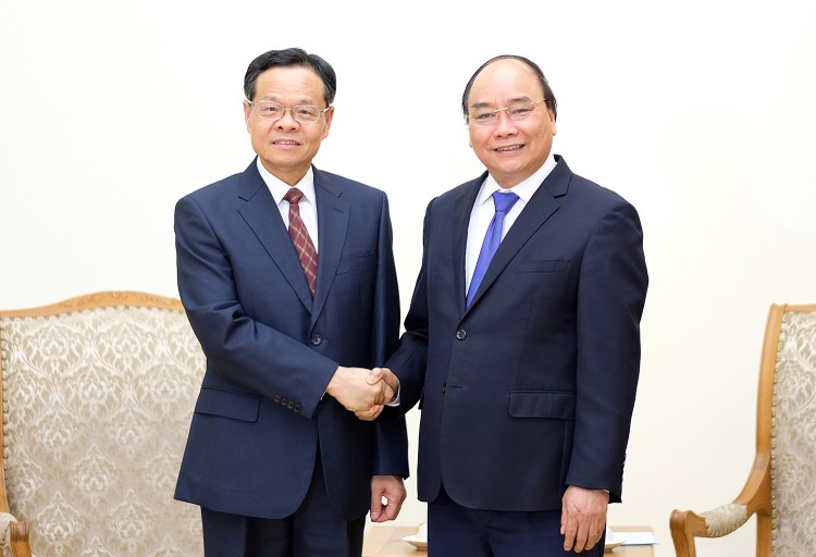 Thủ tướng Nguyễn Xuân Phúc tiếp ông Trần Vũ, Chủ tịch Khu tự trị dân tộc Choang, Quảng Tây, Trung Quốc. Ảnh: VGP