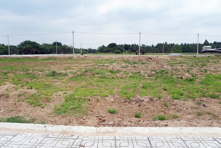 Những nền đất nhỏ 60-70 m2 ven đường Nguyễn Xiển (Long Thạnh Mỹ) đang được rao giá 30-60 triệu đồng/m2 và cam kết khách đầu tư sẽ có lời 30-40% trong 2-3 tháng.