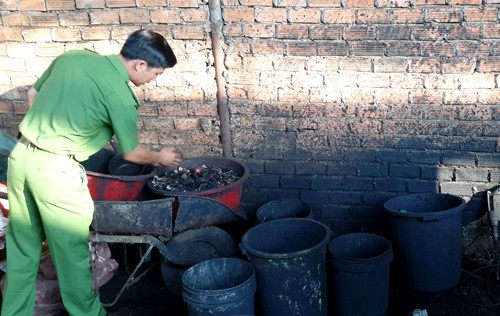Những xô chậu cáu bẩn của cơ sở tại Đăk Nông dùng để nhuộm vỏ cà phê với bột pin