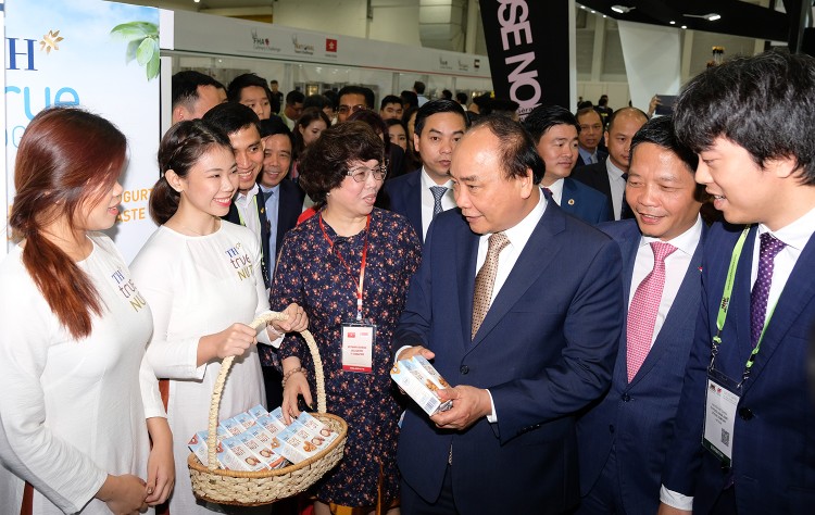 Thủ tướng và Đoàn Cấp cao Việt Nam thăm các gian hàng Việt Nam tại Hội chợ. Ảnh: VGP