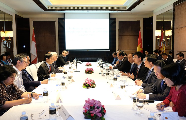 Thủ tướng nghe các chuyên gia Singapore chia sẻ về cuộc cách mạng công nghiệp 4.0. Ảnh: VGP
