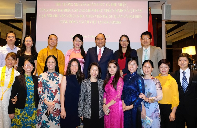 Thủ tướng và Phu nhân cùng cộng đồng người Việt tại Singapore. Ảnh: VGP