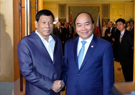 Thủ tướngNguyễn Xuân Phúc tiếp xúc song phương với Tổng thống Philippines Rodrigo Duterte. Ảnh: VGP