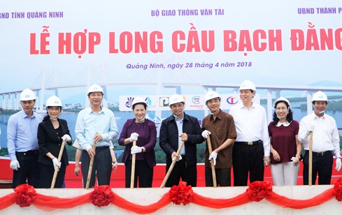 Chủ tịch Quốc hội Nguyễn Thị Kim Ngân tiến hành nghi lễ hợp long cầu Bạch Đằng. Ảnh: ĐBND