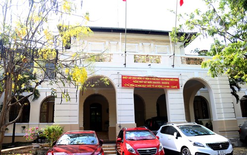 Mặt chính của tòa nhà dinh Thượng thơ hiện là trụ sở của Sở Thông tin  - Truyền thông và Công thương. 