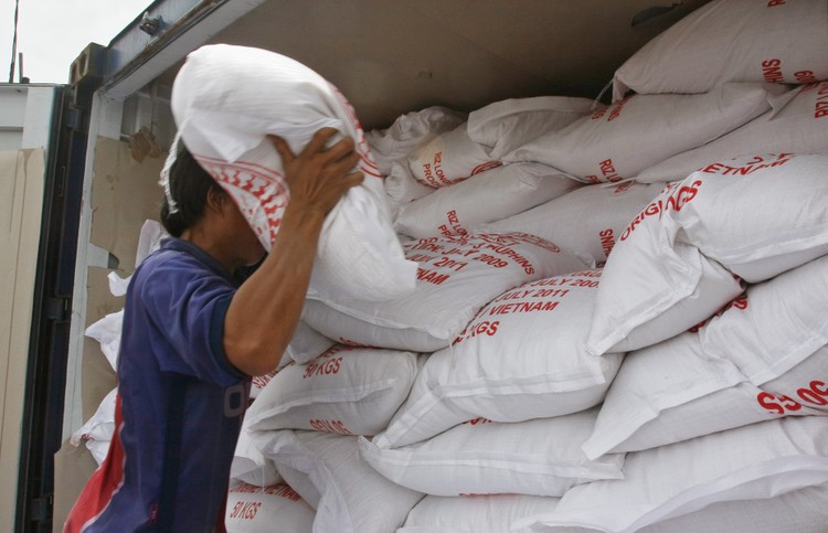 Liên quan đến Nghị định 109 của Chính phủ về ĐKKD xuất khẩu gạo, Bộ Công Thương cũng tiến hành điều chỉnh thời gian thực hiện thủ tục từ 15 ngày làm việc xuống còn 10 ngày. Ảnh: Tường Lâm