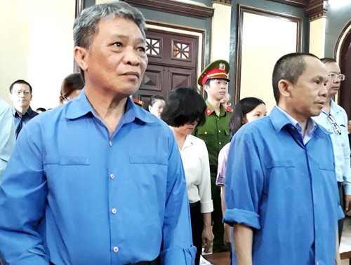 Cựu Chủ tịch Hoàng Văn Toàn (trái) và tổng giám đốc Trần Sơn Nam tại tòa hôm nay.