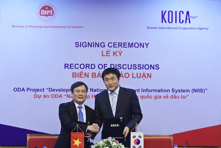 Thứ trưởng Bộ KH&ĐT Vũ Đại Thắng và ông Kim Jinoh, Giám đốc KOICA Việt Nam ký kết Dự án “Nâng cấp, phát triển hệ thống thông tin quốc gia về đầu tư”. Ảnh: Lê Tiên