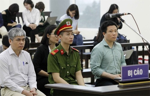 Bị cáo Hà Văn Thắm và Nguyễn Xuân Sơn ngồi ở hàng ghế đầu. Ảnh: TTXVN