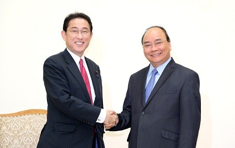 Thủ tướng tiếp ông Fumio Kishida, Trưởng Ban Nghiên cứu Chính sách của Đảng LDP cầm quyền Nhật Bản - Ảnh: VGP