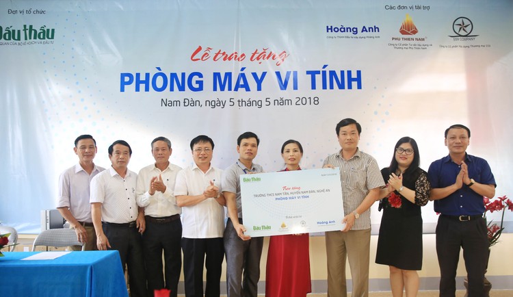 Tổng biên tập Đỗ Xuân Khánh trao tặng Phòng học máy tính cho Trường THCS Nam Tân. Ảnh: Lê Tiên