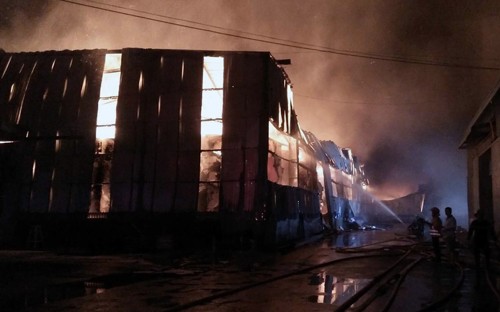 Nhà xưởng cháy ngùn ngụt rồi đổ sập sau đó. 