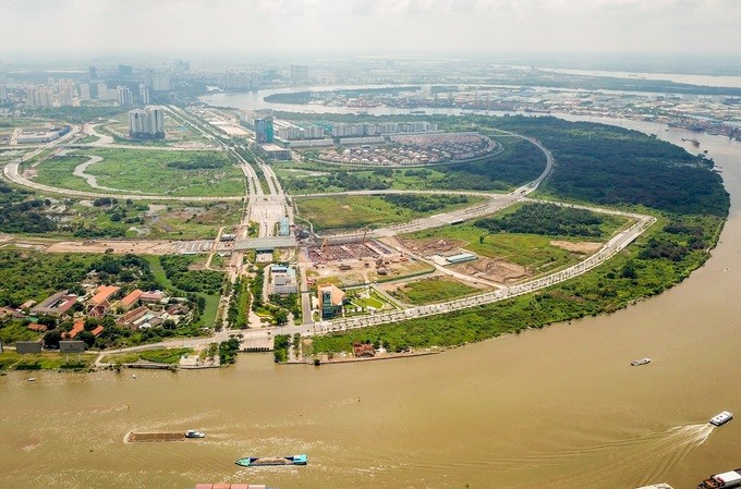 Bốn con đường ở Khu đô thị Thủ Thiêm bao gồm Đại lộ Vòng cung (ký hiệu R1), đường Ven hồ trung tâm (R2), đường Ven sông Sài Gòn (R3) và đường Vùng châu thổ (R4).

Các con đường này được giao cho Công ty Cổ phần Đầu tư Bất động sản Đại Quang Minh xây dựn