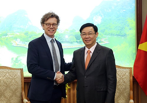 Phó Thủ tướng Vương Đình Huệ tiếp Đại sứ Vương quốc Thụy Điển tại Việt Nam Hogbeg. Ảnh: VGP
