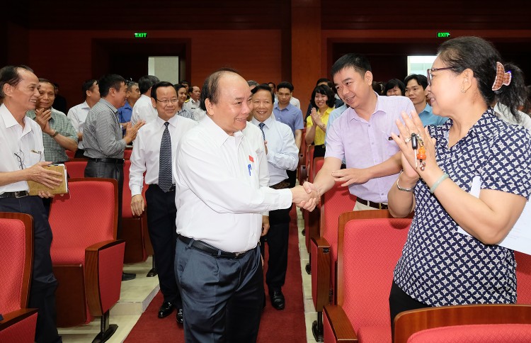 Thủ tướng với các cử tri quận Hồng Bàng. Ảnh: VGP
