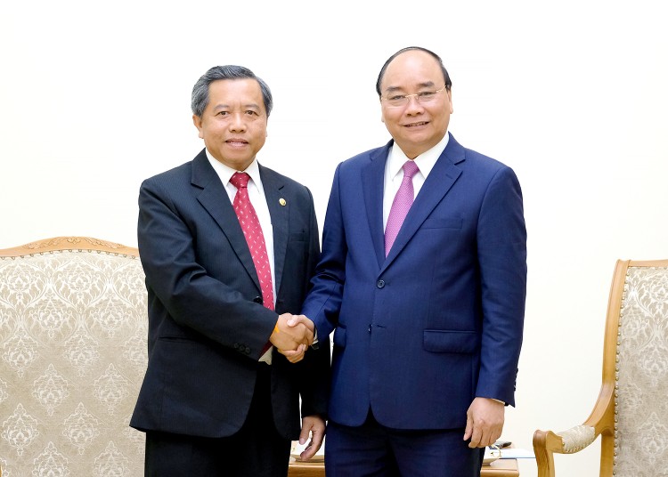Thủ tướng Nguyễn Xuân Phúc và GS.TS. Boviengkham Vongdara, Bộ trưởng Bộ Khoa học và Công nghệ, Chủ tịch Viện Khoa học Quốc gia CHDCND Lào - Ảnh: VGP