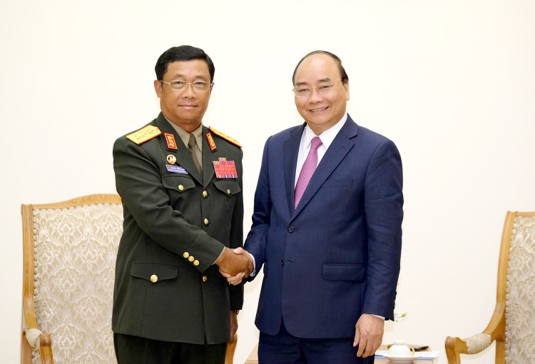 Thủ tướng Nguyễn Xuân Phúc và Thượng tướng Suvon Luongbunmi, Thứ trưởng Bộ Quốc phòng, Tổng Tham mưu trưởng Quân đội nhân dân Lào - Ảnh: VGP