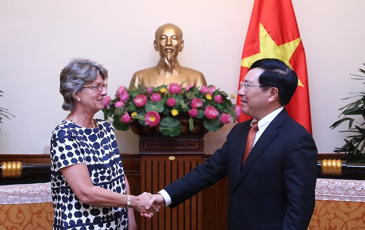Phó Thủ tướng Phạm Bình Minh tiếp Đại sứ Tây Ban Nha Maria Jesus Figa Lopez-Palop. Ảnh: VGP