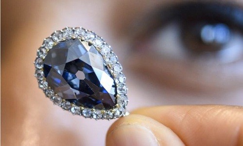 Viên kim cương xanh lục được đấu giá 6,7 triệu USD. Ảnh: BBC.