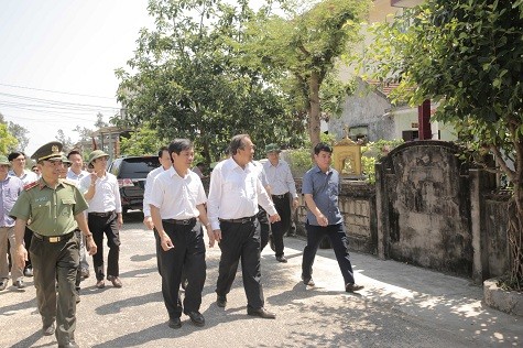 Phó Thủ tướng Trương Hòa Bình đến thăm hỏi, động viên, kiểm tra tình hình đời sống của ngư dân một số xã trên địa bàn tỉnh Quảng Bình - Ảnh: VGP