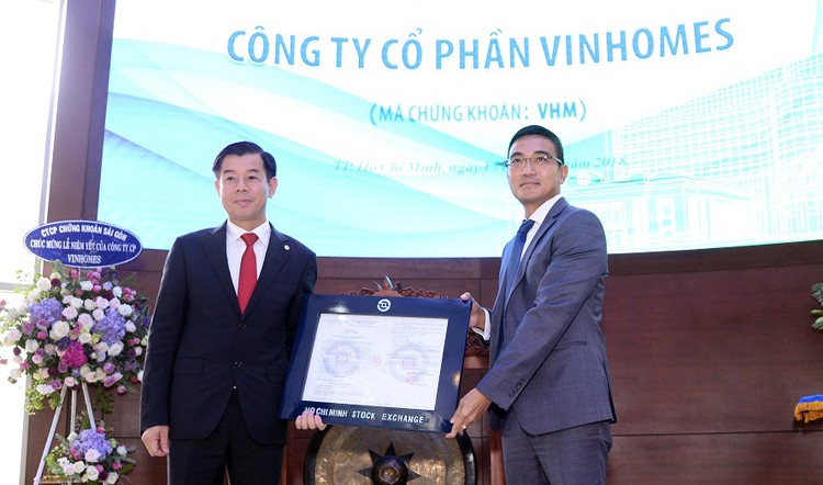 Ông Lê Hải Trà, Phụ trách HĐQT HOSE trao quyết định chính thức niêm yết cổ phiếu Vinhomes – VHM