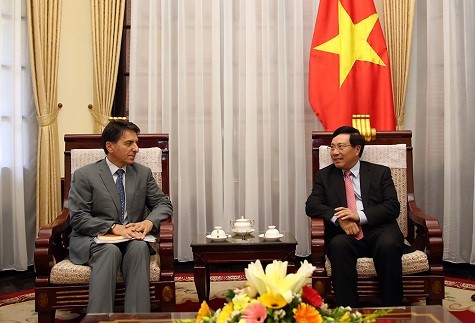 Phó Thủ tướng Phạm Bình Minh tiếp Đại sứ Hy Lạp Ioannis E. Raptakis - Ảnh: VGP