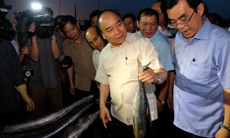 Thủ tướng Nguyễn Xuân Phúc mua cá của ngư dân Quảng Trị - Ảnh: VGP
