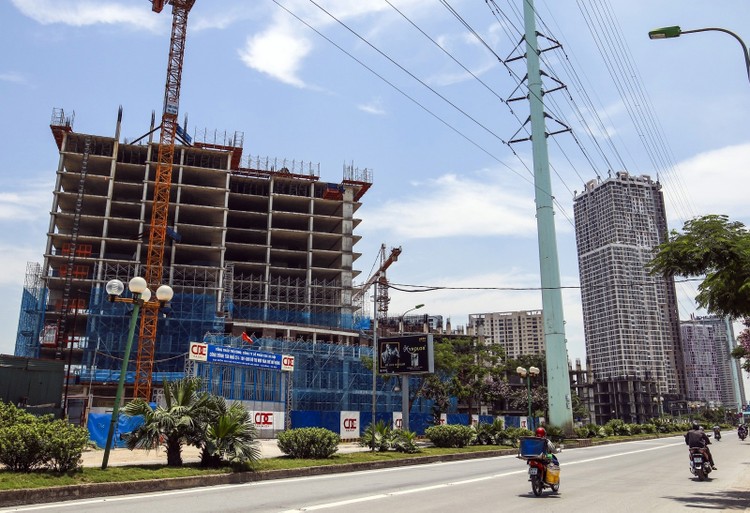 Usilk City là dự án do Công ty Cổ phần Sông Đà Thăng Long làm chủ đầu tư, nằm ngay trên tuyền đường Lê Văn Lương kéo dài và được khởi công từ năm 2008, gồm 9 khối nhà chung cư cao tầng với 2.800 căn hộ chung cư cao cấp, cùng hàng loạt hệ thống công trình 